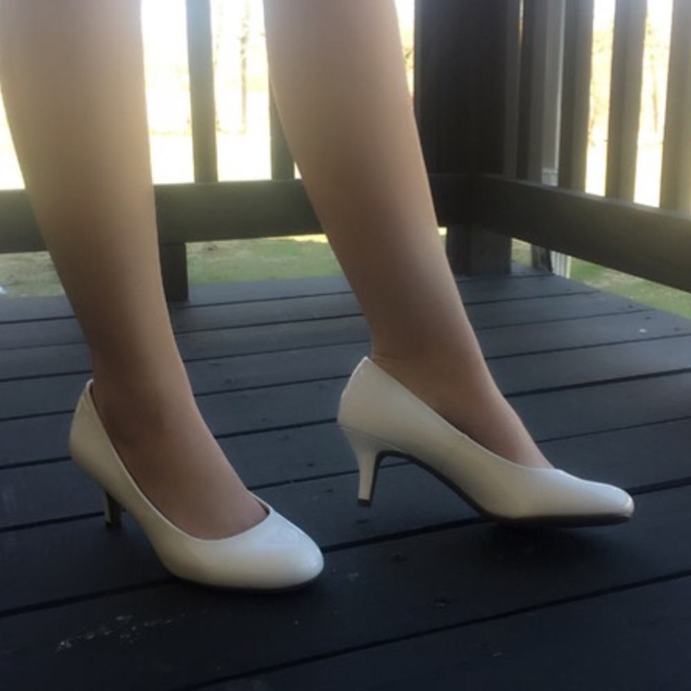 White Medium Closed Round Toe Heels 7.5